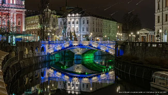 Ponte Triplo di Lubiana illuminato di notte