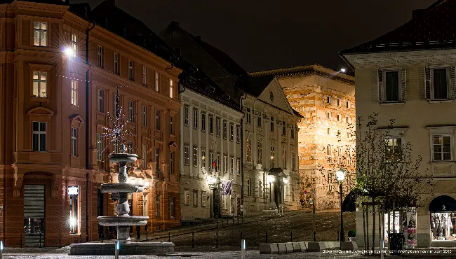 Piazza con fontana nel centro storico di Lubiana
