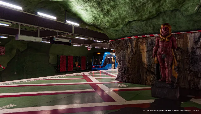 Stazione con Statua e Treno, Metropolitana di Stoccolma