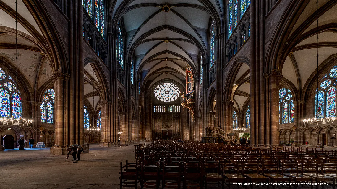 Vista dall'altare verso l'ingresso Cattedrale di Notrè Dame - Strasburgo