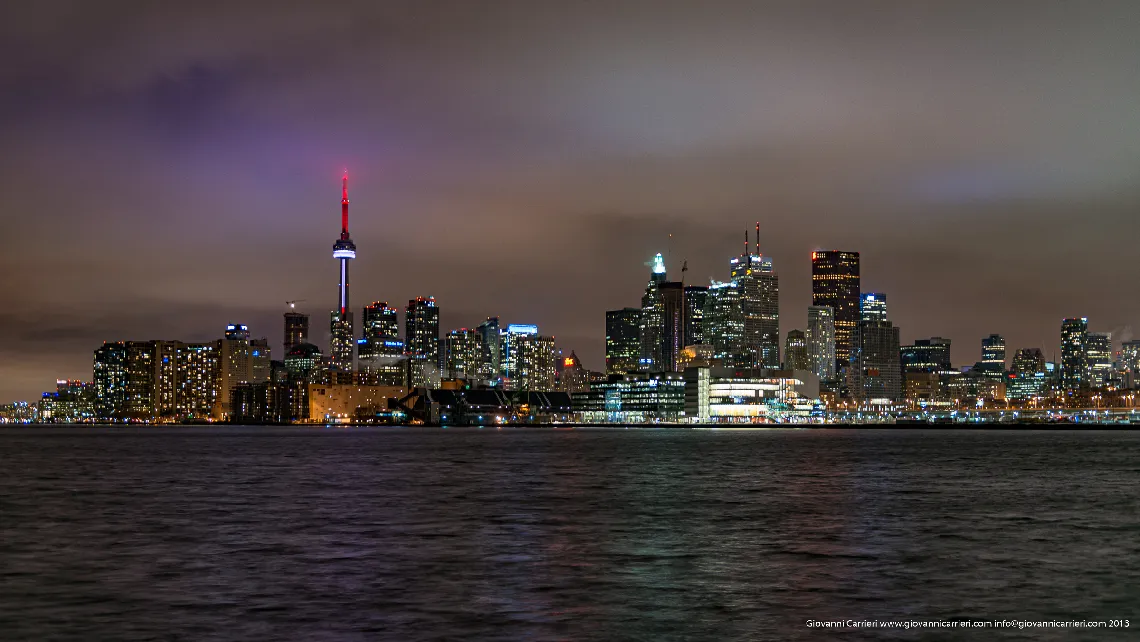 Il panorama notturno di Toronto con la visuale sulla CN Tower