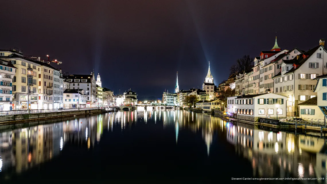 Vista notturna di Zurigo vista dal fiume Limmat